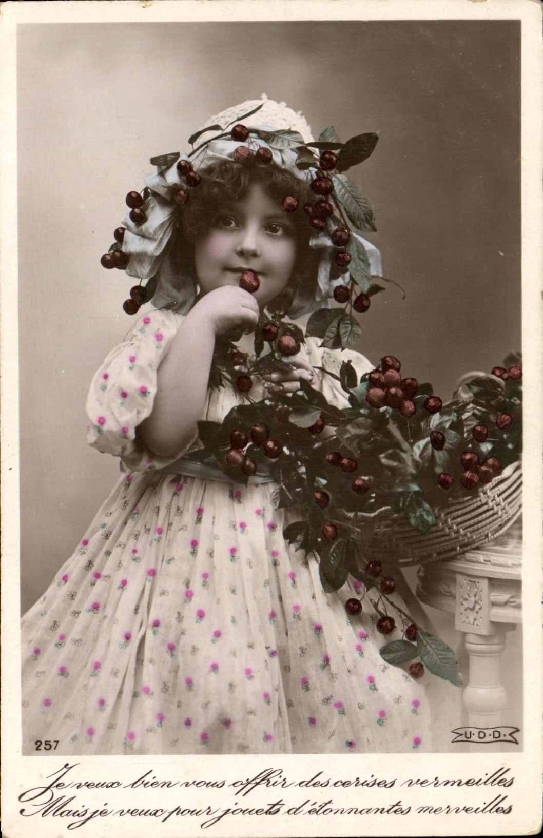 CPA Fantaisie Enfant Cerises