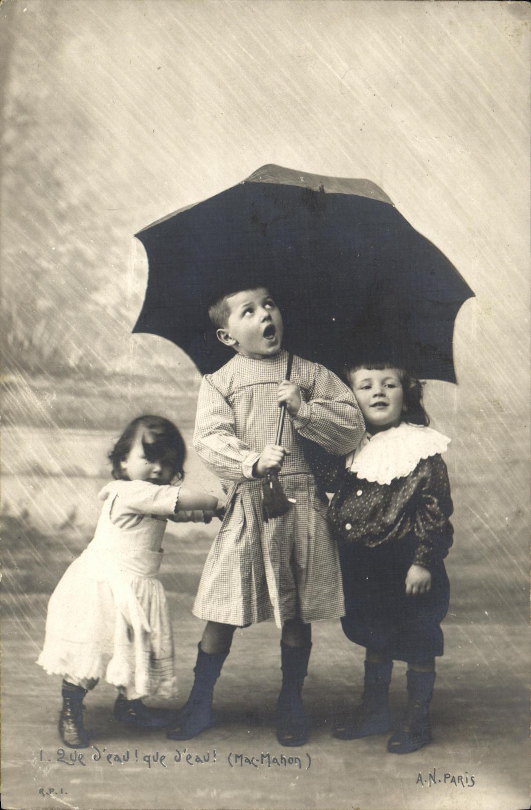 CPA Fantaisie Enfants Parapluie Que d eau Que d eau Mac Mahon 