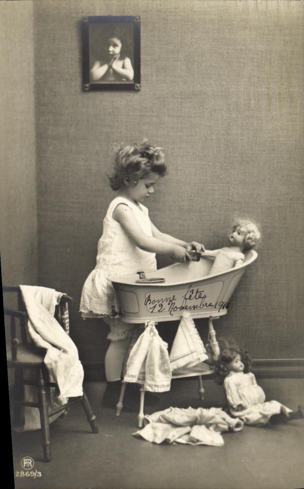 CPA Fantaisie Enfant Poupee Le bain 