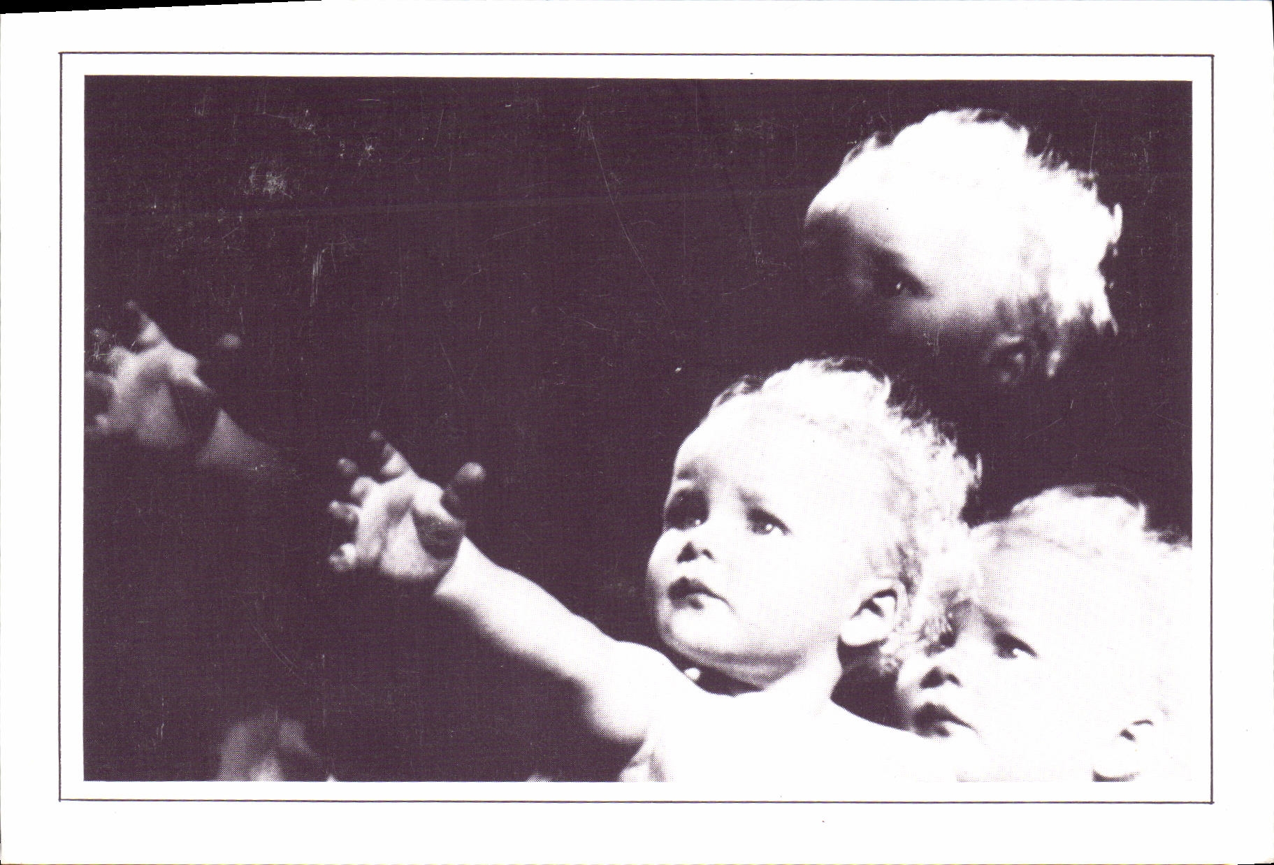 Enfants tendant la main — CPA PHIL — GAMMA - BIDERMANAS