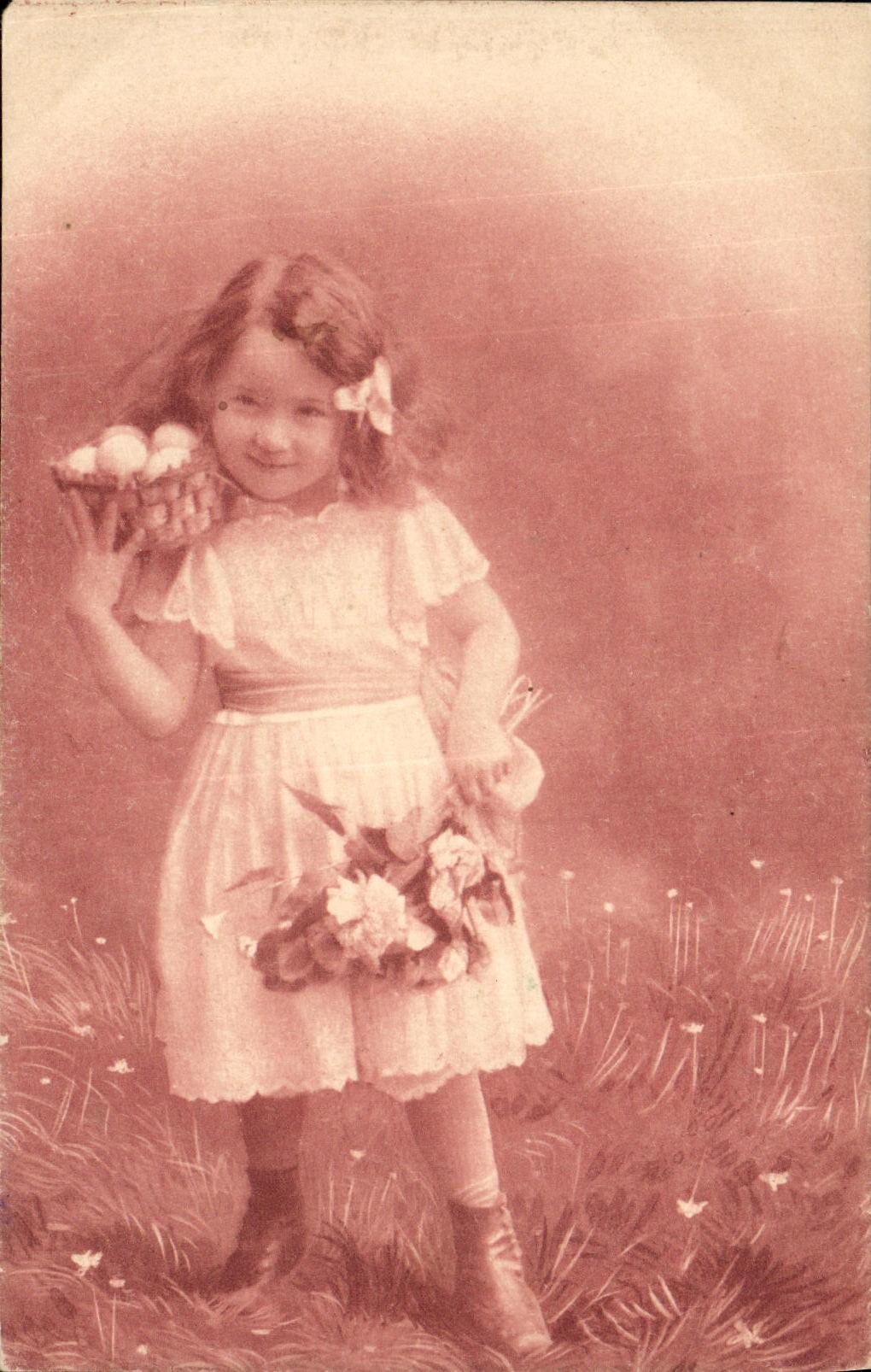CPA Fantaisie Enfant Oeufs Fleurs