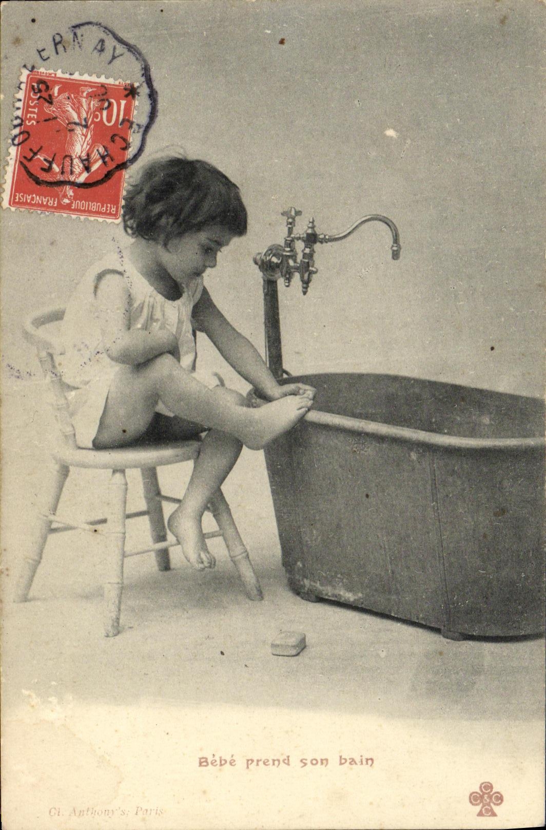 CPA Fantaisie Enfant Bebe prend son bain 