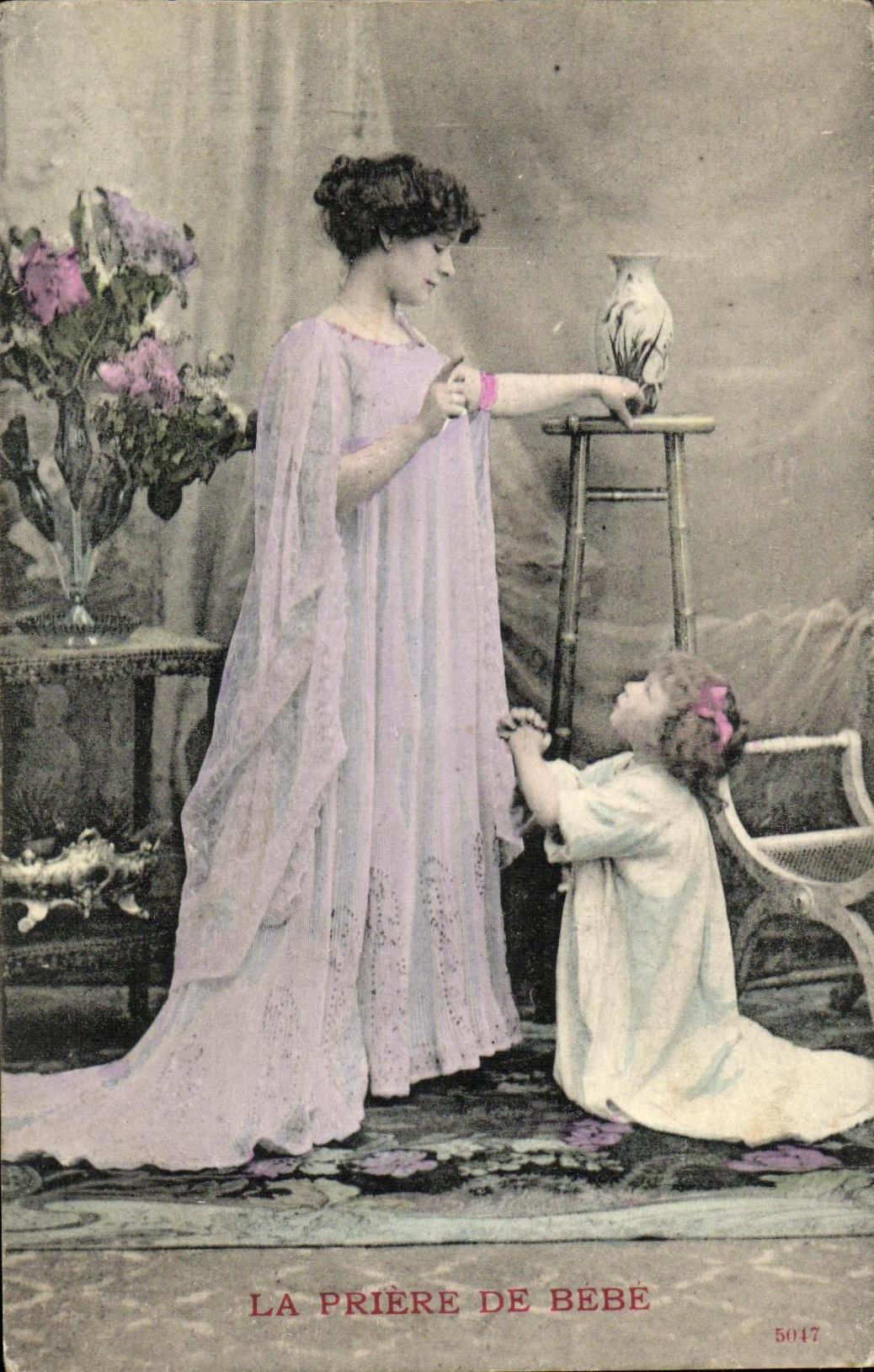 CPA Fantaisie Enfant Femme La priere de bebe