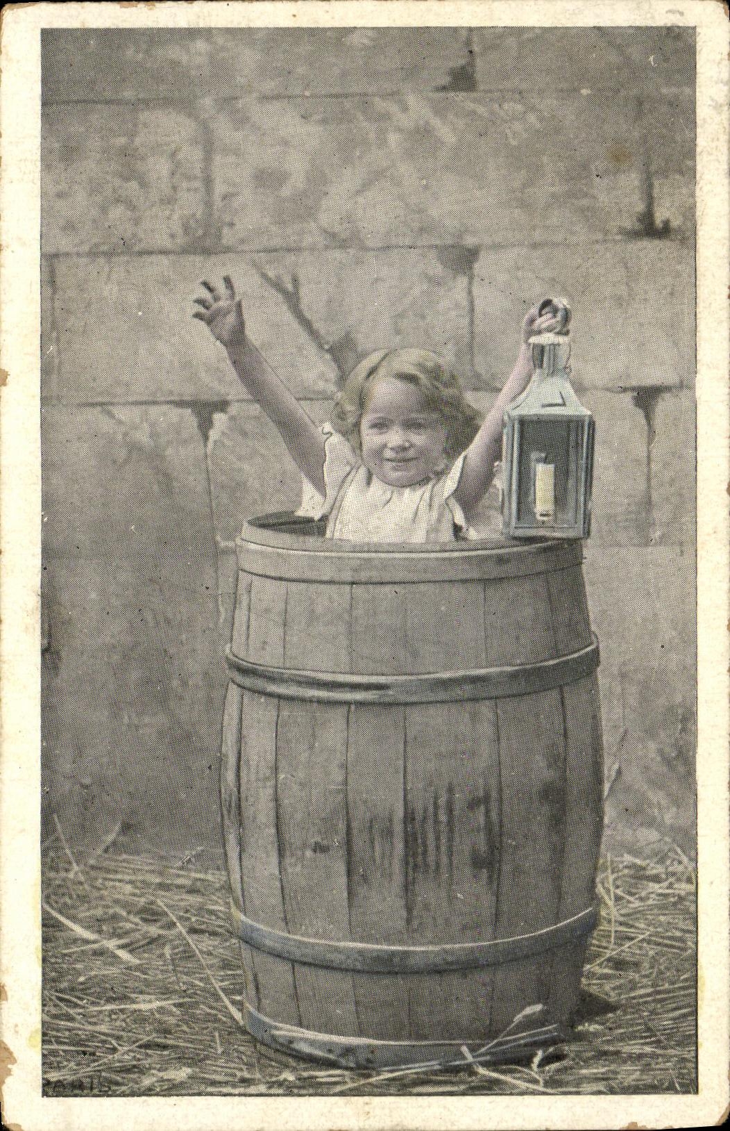 CPA Fantaisie Enfant Tonneau