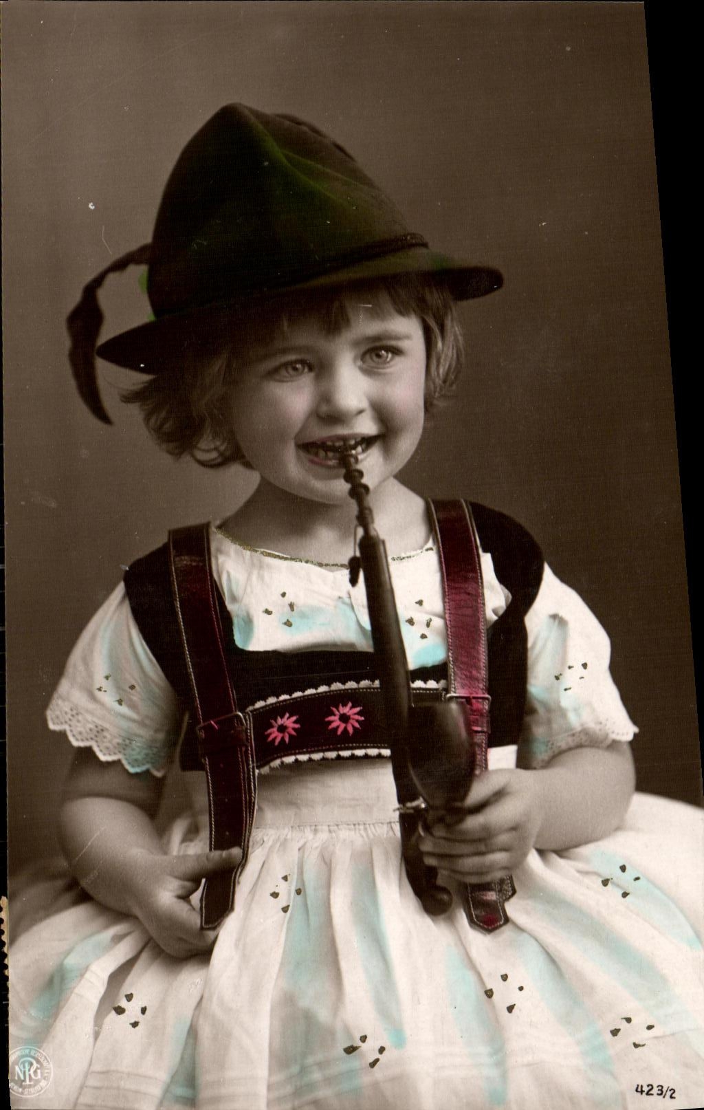 Petite fille en costume bavarois — avec pipe à bois — éditeur NRG, n° 423/2