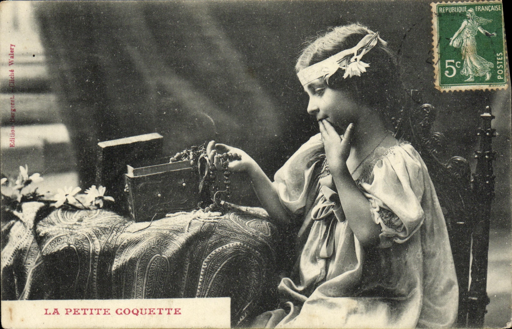 CPA Fantaisie Enfant La petite coquette