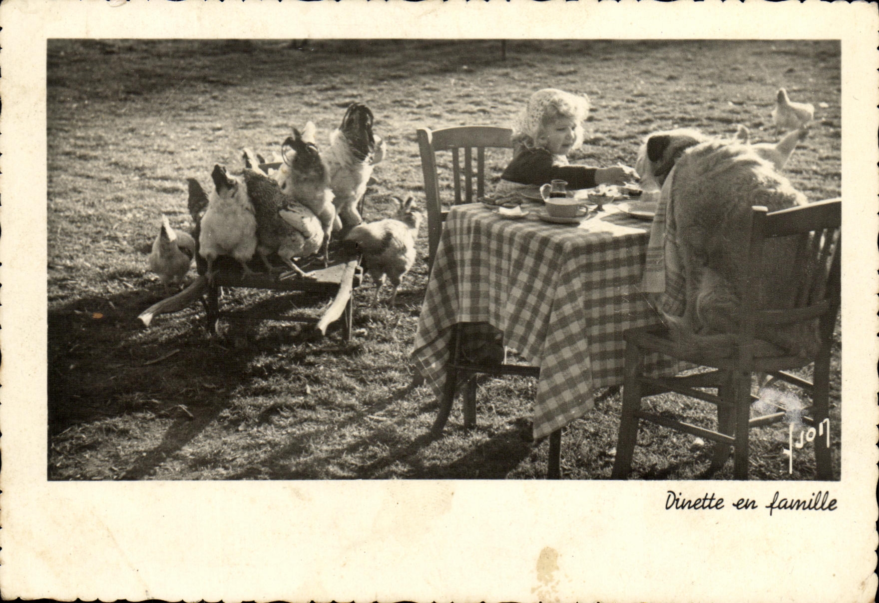 CPM Fantaisie Enfants Poules Dinette en famille