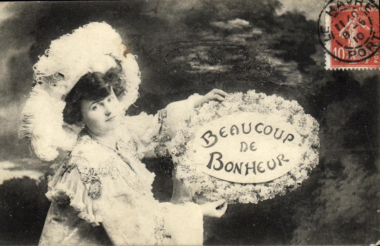 Femme en costume élégant — tenant un panier orné de 'Beaucoup de Bonheur' — éditeur non visible