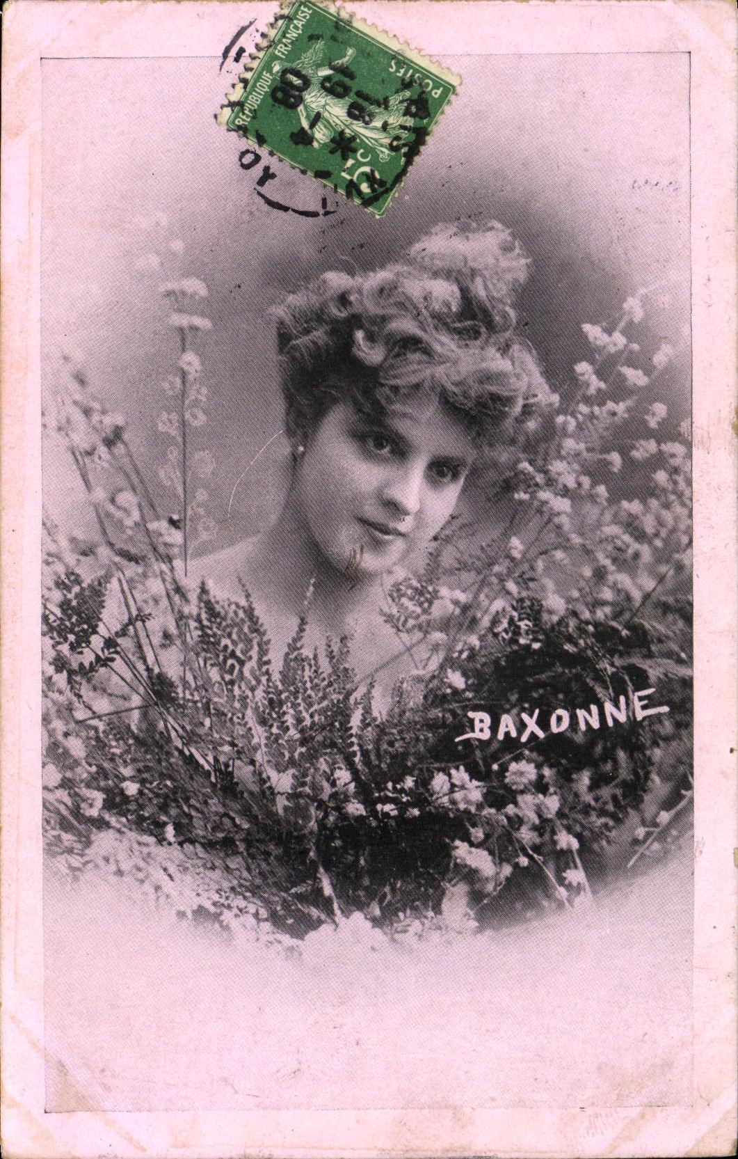Femme au milieu de fleurs — Baxonne — éditeur inconnu