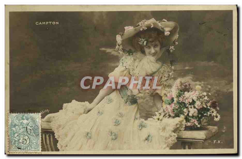 Donna in abito fiorito e cappello decorato — Campton — F.K.