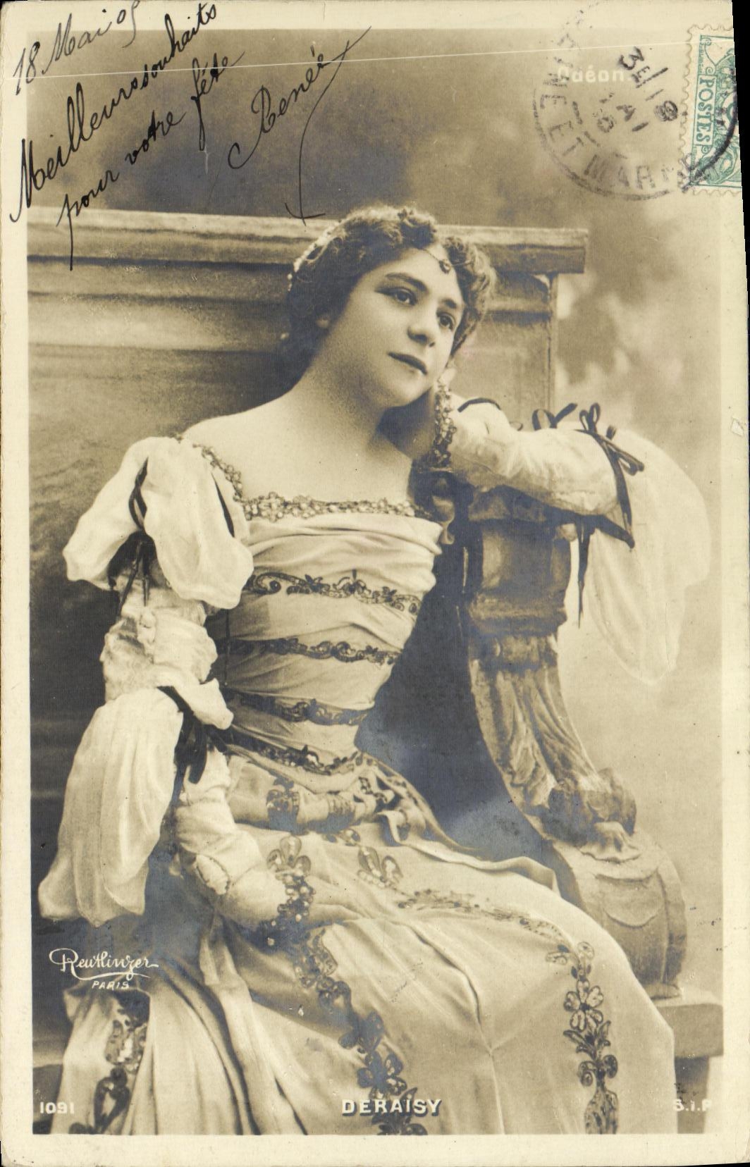 Femme en costume historique — photographie de studio — Deraisy, Paris