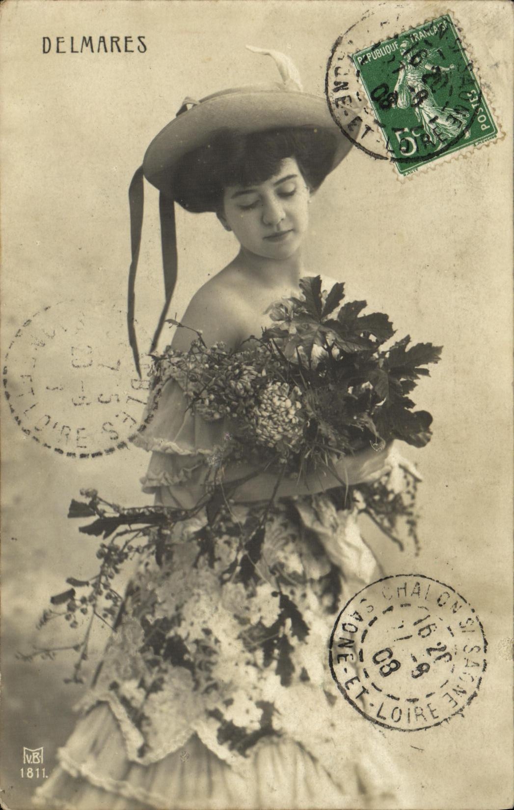 Jeune femme en chapeau tenant un bouquet — Delmares — Imprimerie Delmares de Nancé
