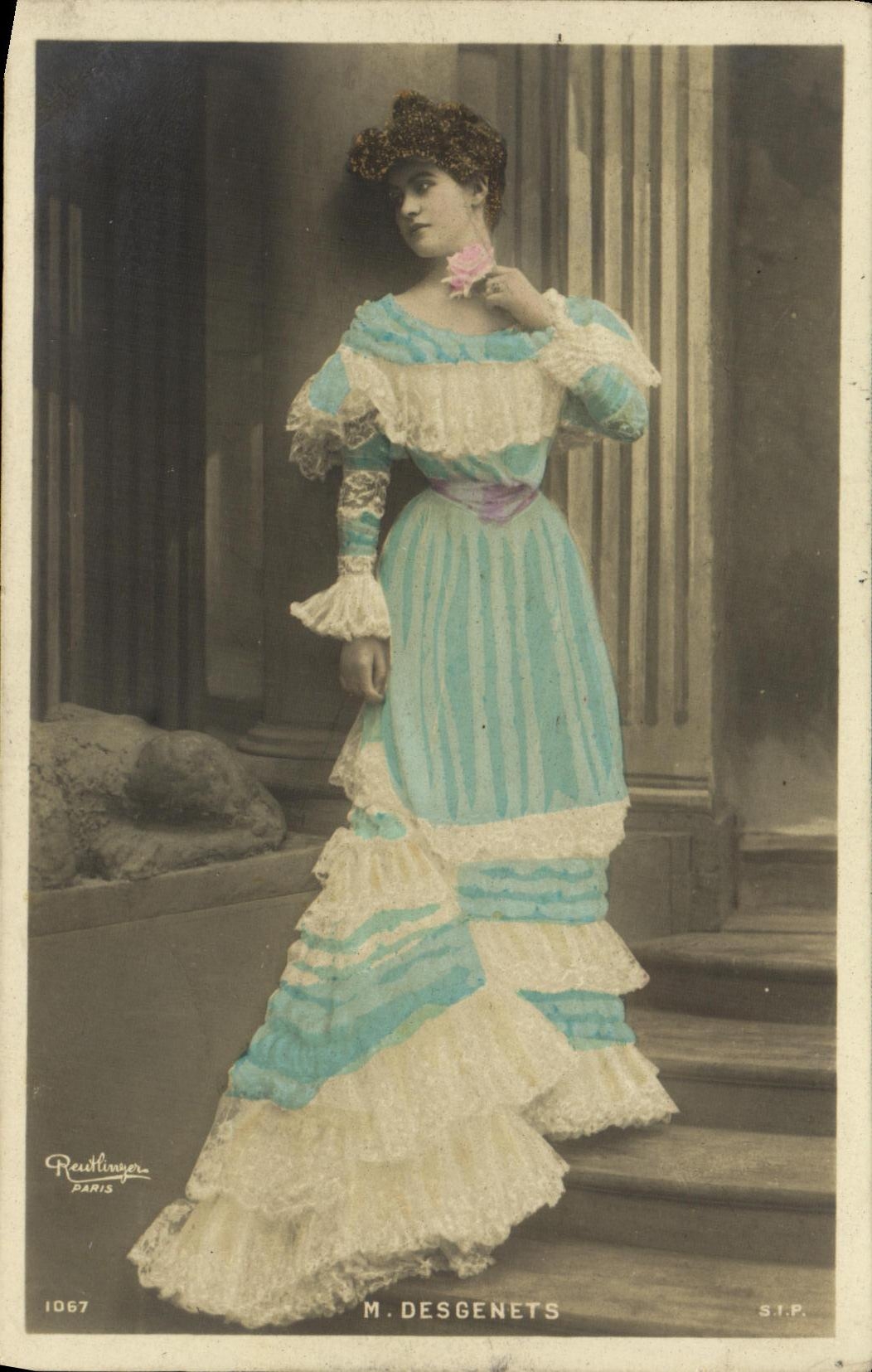M. Desgenets — Portrait féminin en robe bleu pâle et dentelle — Reustlinger Paris n°1067