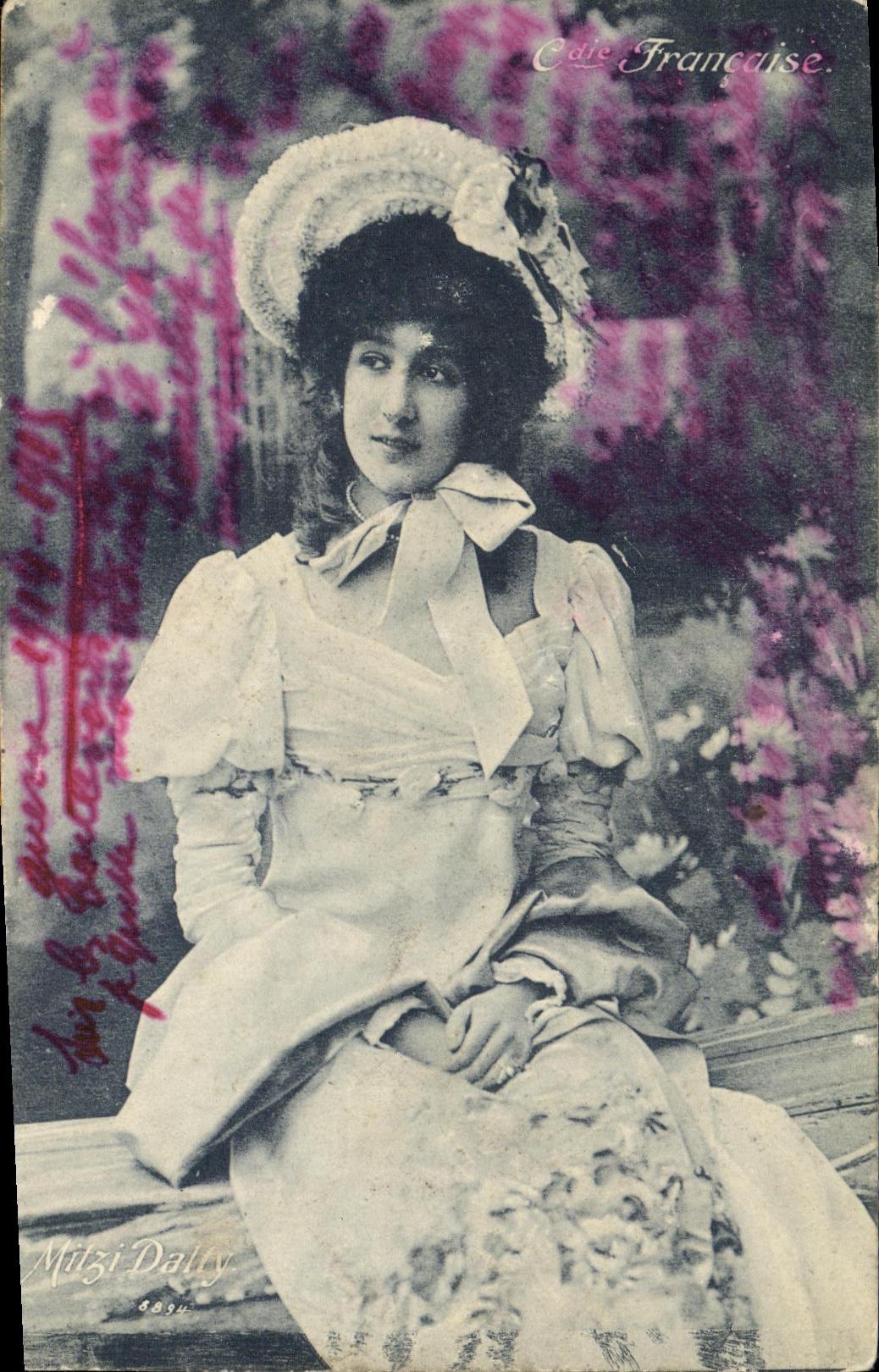 Mitzi Dally — Portrait féminin en robe blanche et chapeau orné — Mitzi Dally, n° 8894