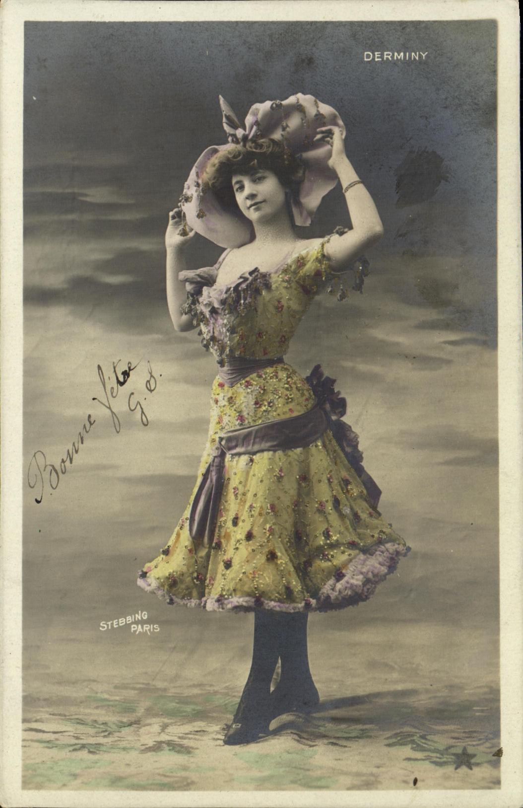 Mujer en vestido de flores — pose elegante — Stebbing Paris, serie N. 045