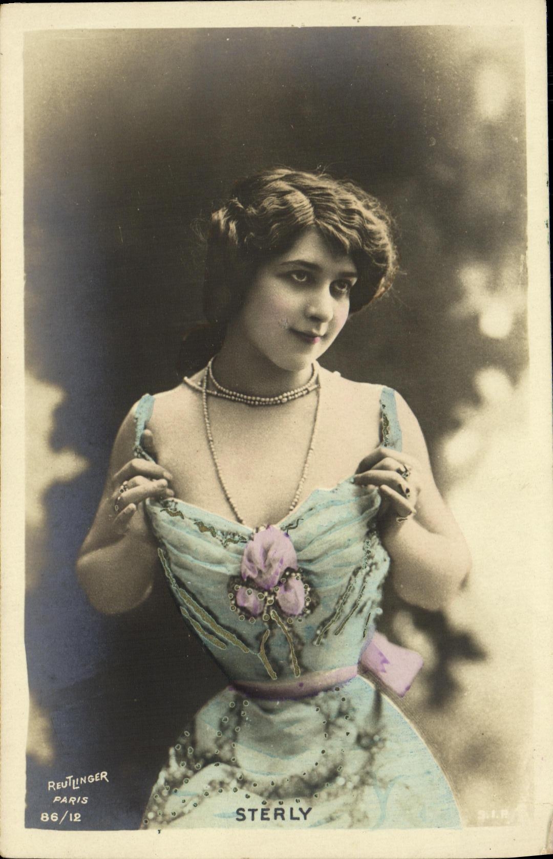 Sujet : femme en robe ornée — éditeur Reutlinger, n° 86/12