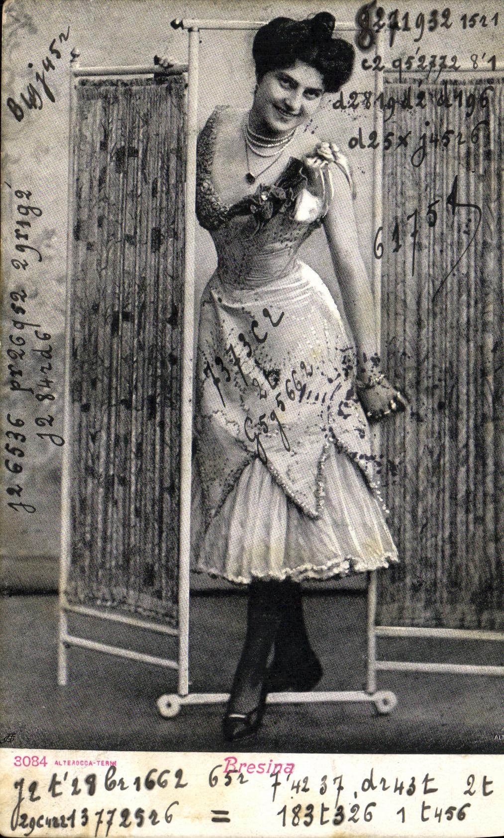 Femme en robe ornée — Bresina — ALTEROCCA-TERM