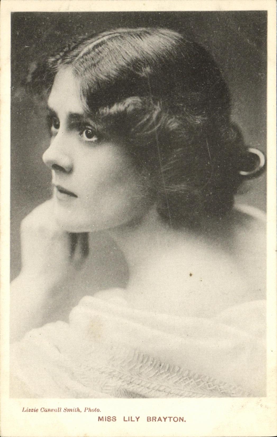 Miss Lily Brayton — Portrait — Davidsons Bros. London, série No. 6077