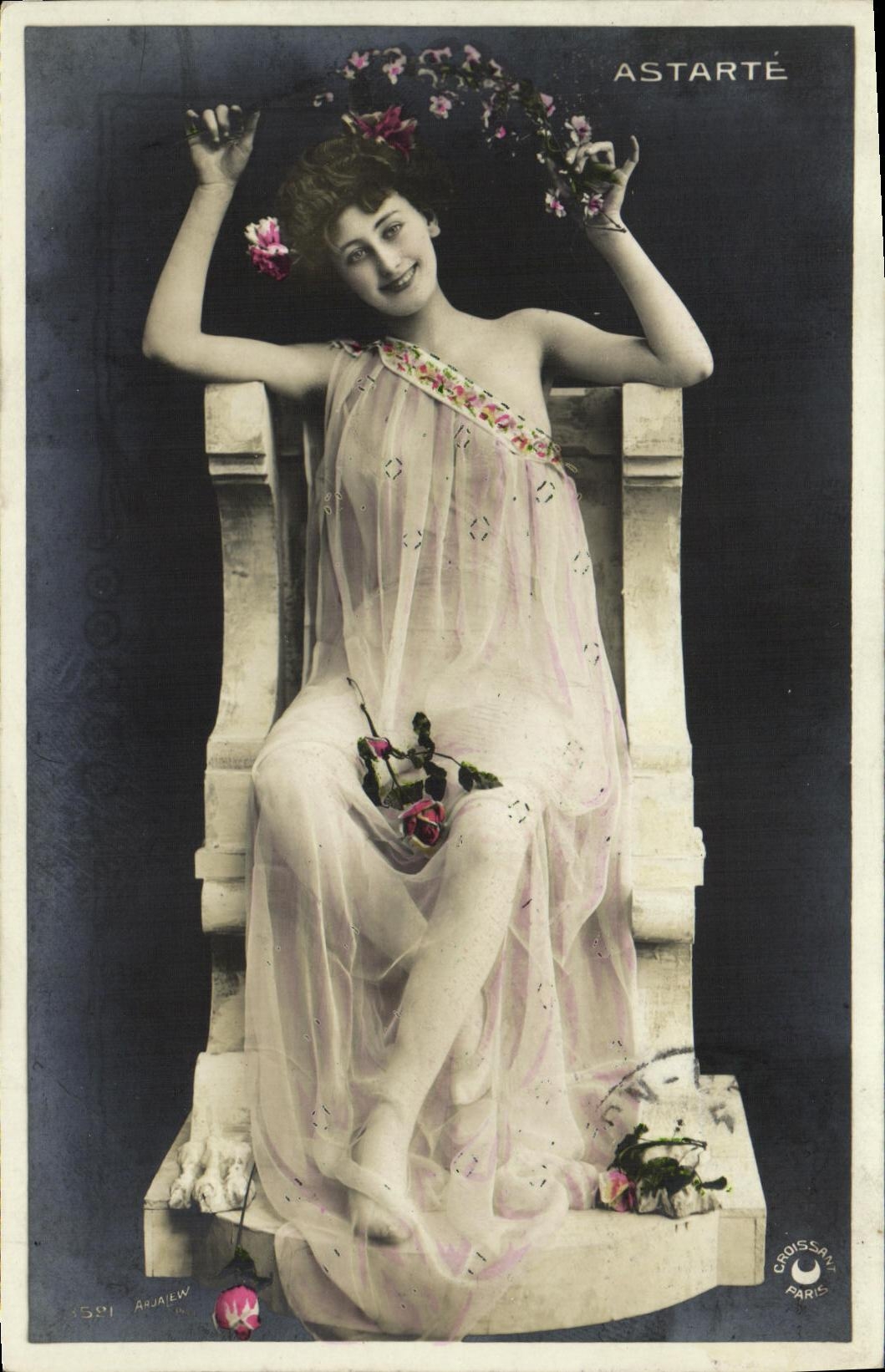 Astarté — Bailarina en vestido transparente y corona de flores — Croissant, París, n° 581