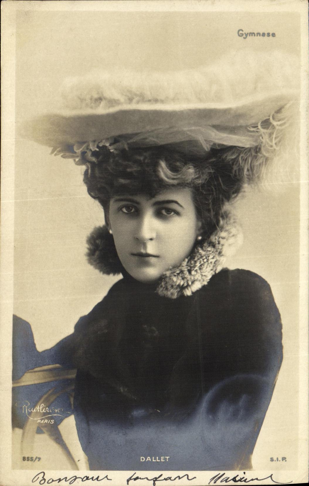 CPA Fantaisie Femme Dallet Gymnase