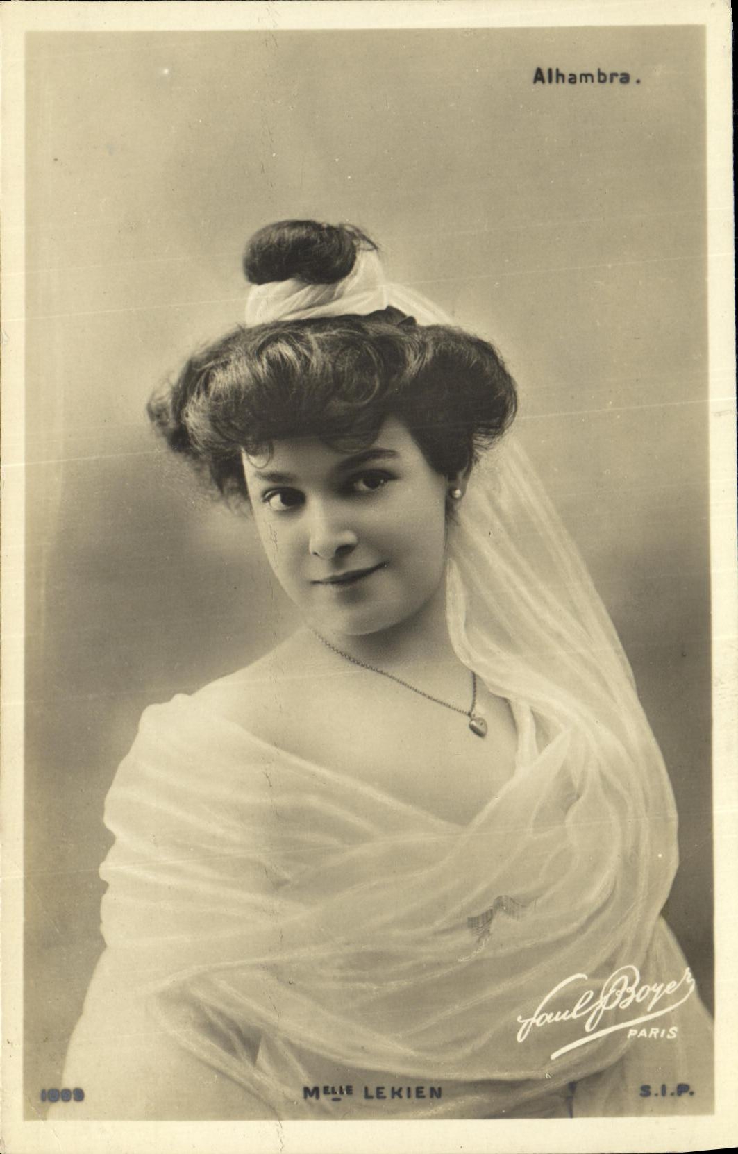 CPA Fantaisie Femme Alhambra Mlle Lekien