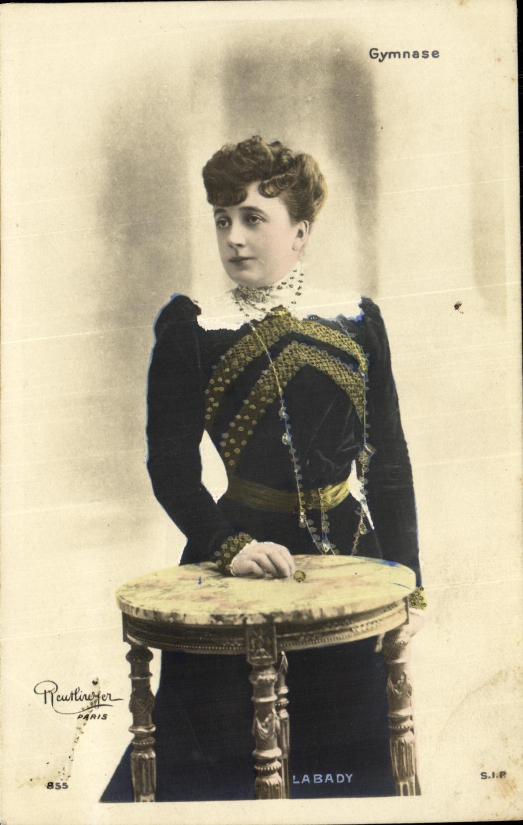 CPA Fantaisie Femme Labady Gymnase