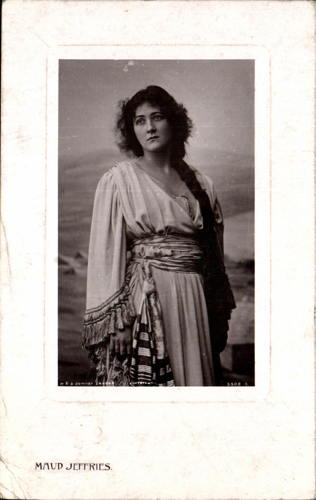 Maud Jeffries — photographe W.E.D. Sommier, Londres — n°3308