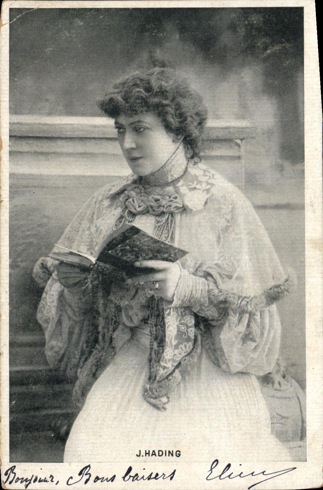 Femme en robe élégante lisant un livre — J. HADING — n° de série non visible