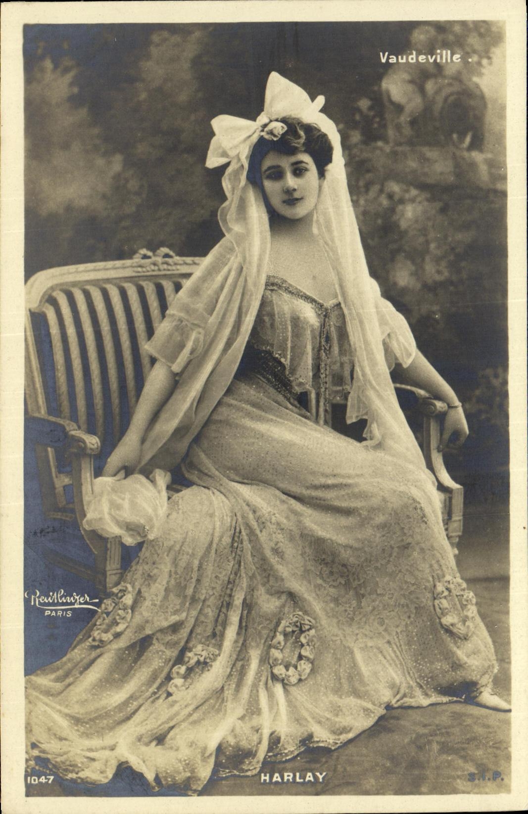 Femme en robe de soirée à la Vaudeville — Revillinger, Paris, n° 1047