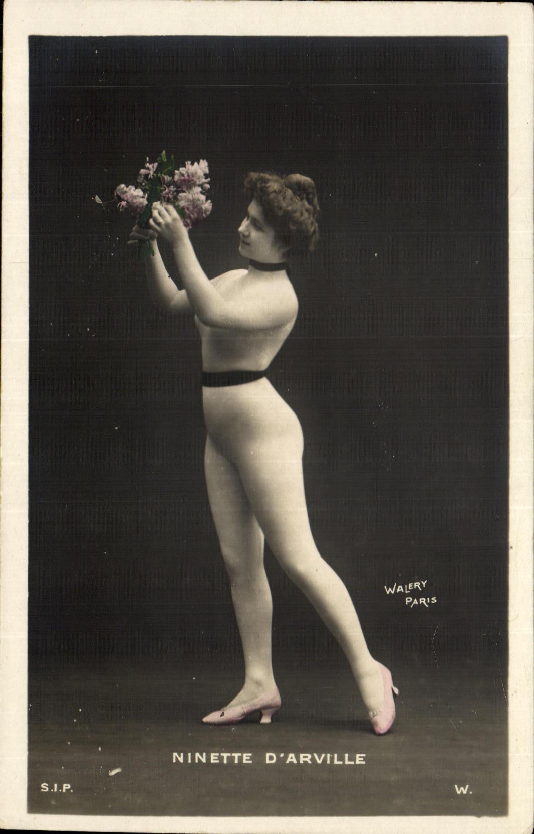 Ninette D'Arville — danseuse nue tenant un bouquet — Waïlery Paris