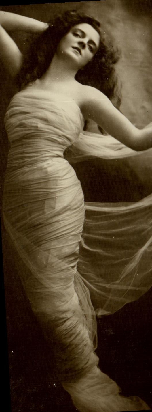 Mujer en vestido de tul — postura elegante — Davidson Bros., Londres & New York, serie 'All-British'