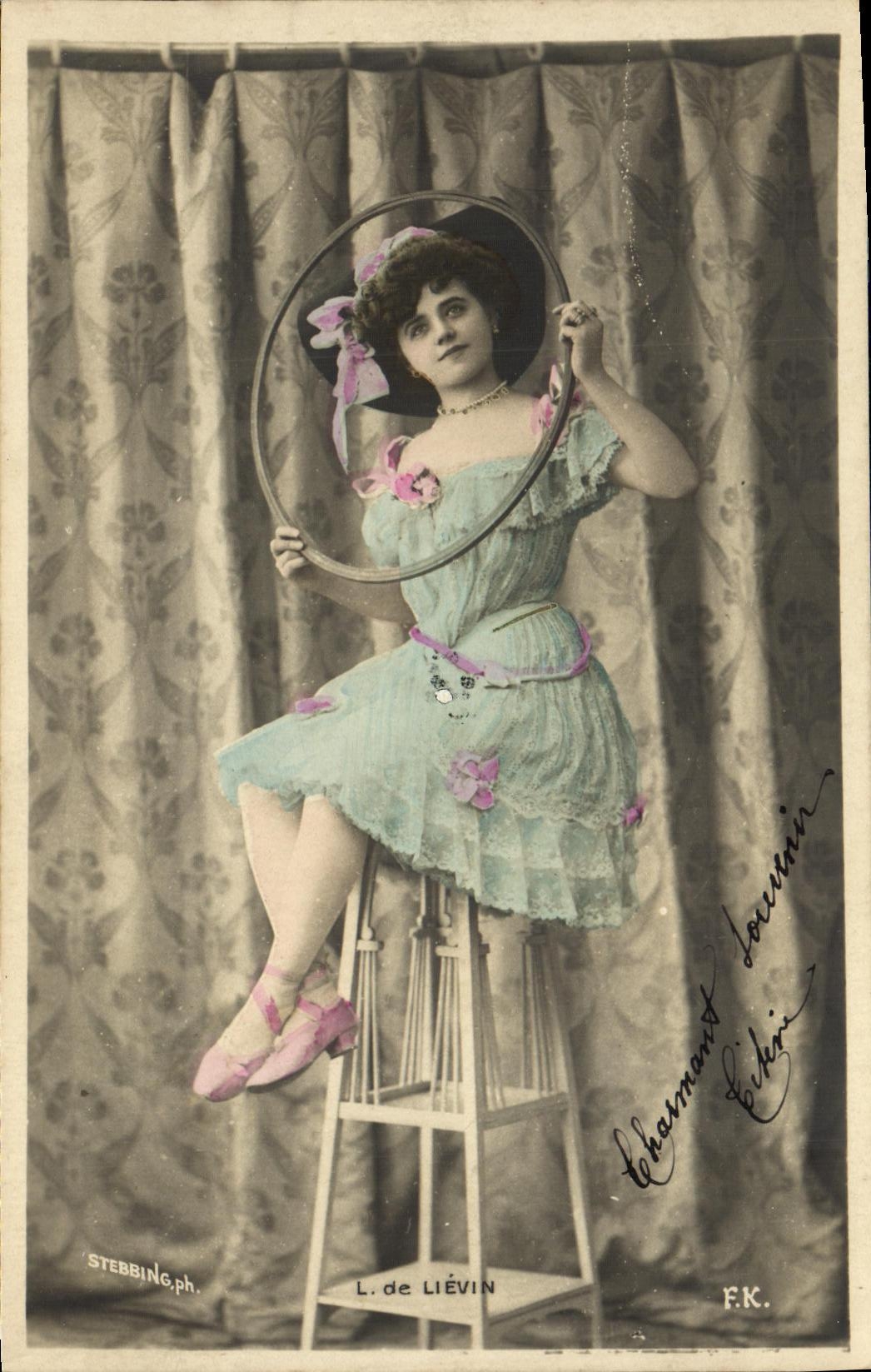 Femme en robe bleue et chapeau orné de rubans — photo de studio — L. de LIÉVIN, F.K.