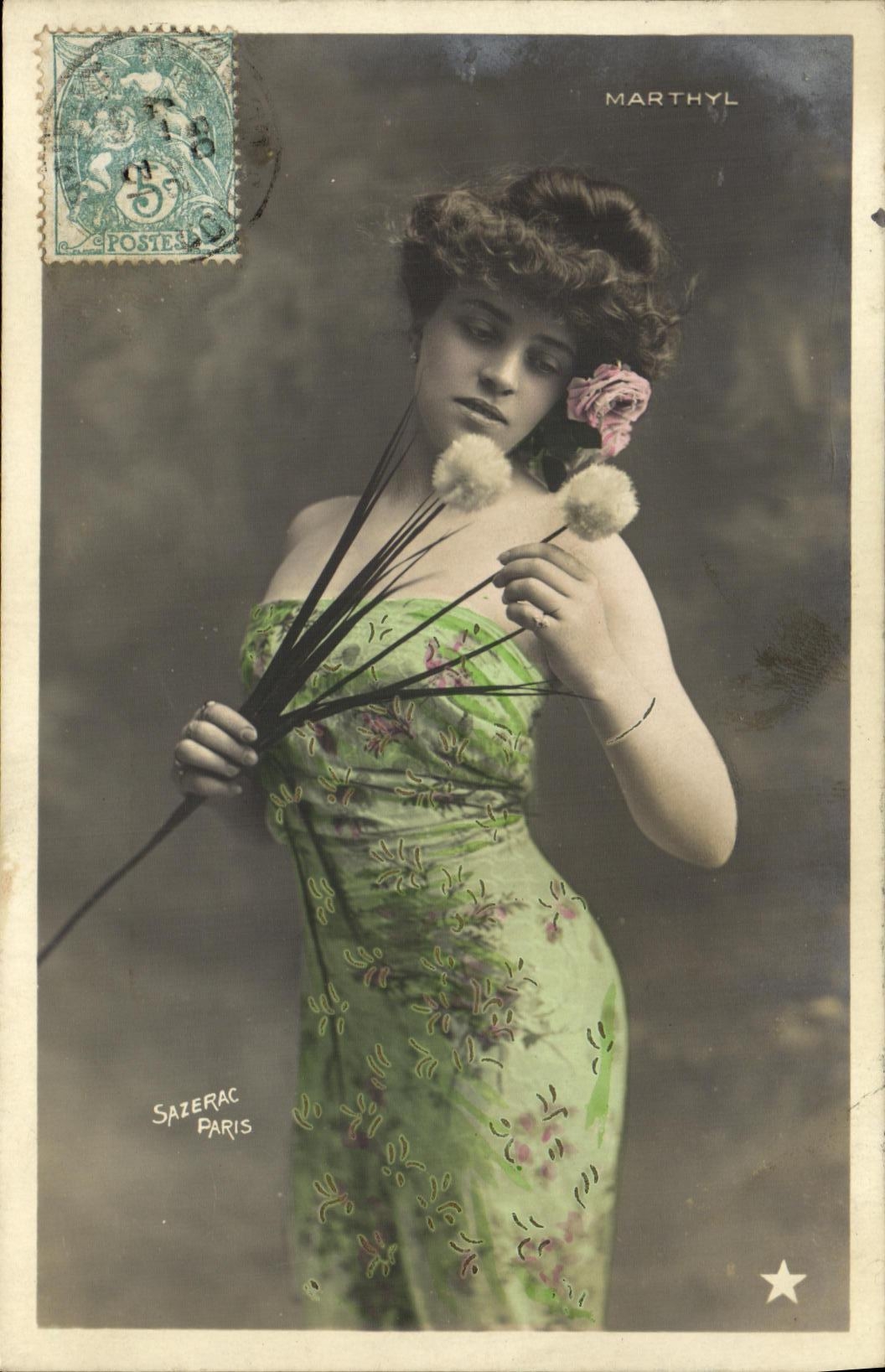 Frau in grünem Kleid — Blumen — Sazérac Paris