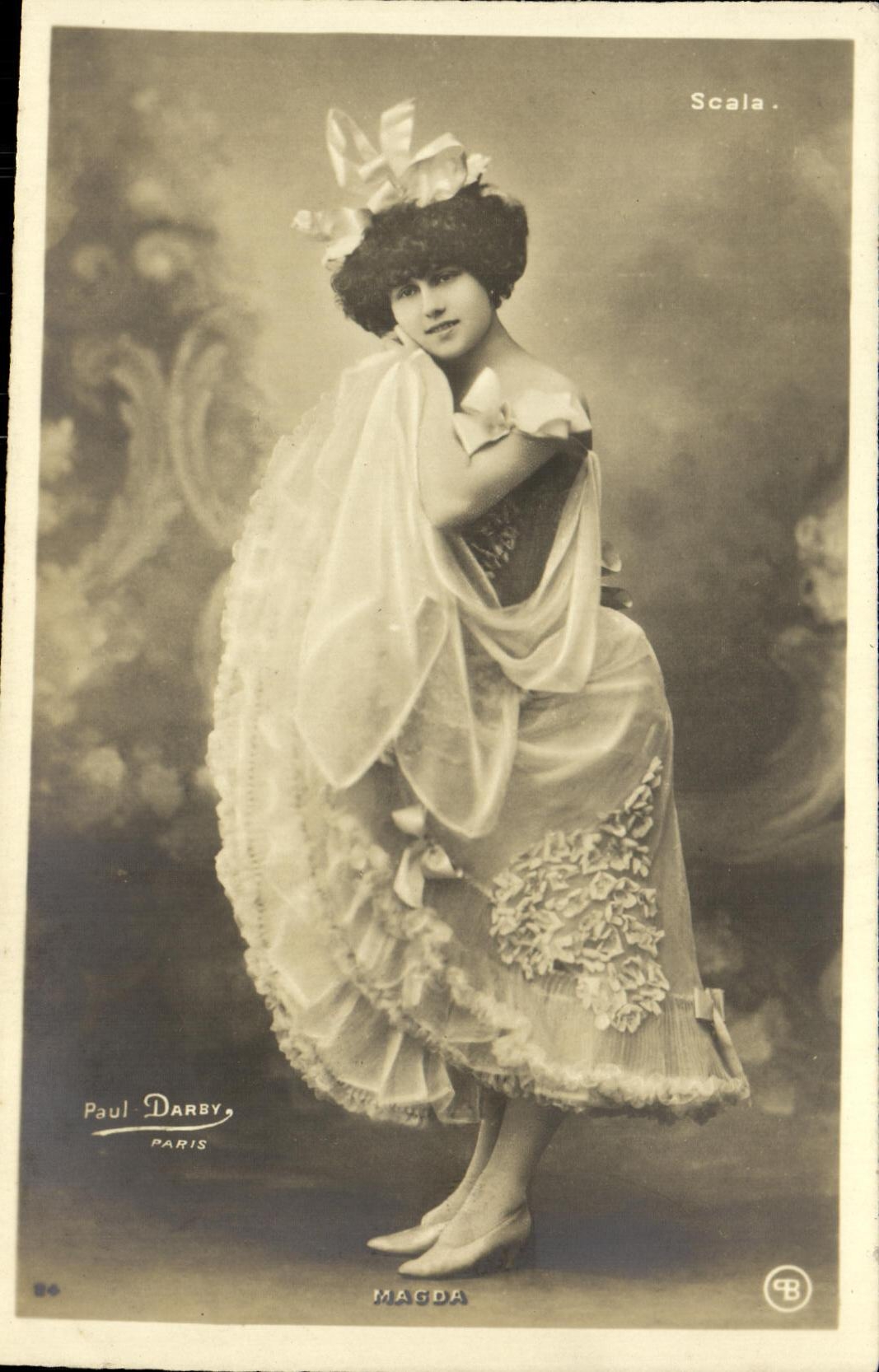 Magda — danseuse au chapeau orné — Paul Darby, Paris, n°86