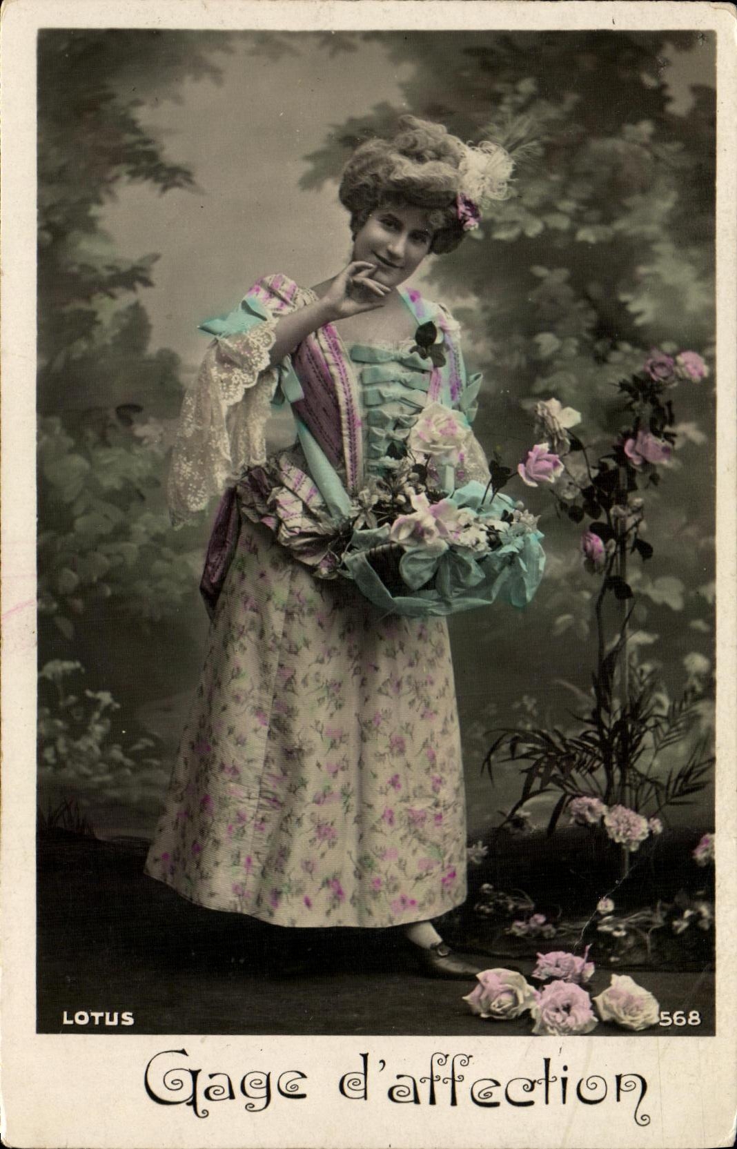 Frau in blühendem Kleid — Zeichen der Zuneigung — LOTUS n°568