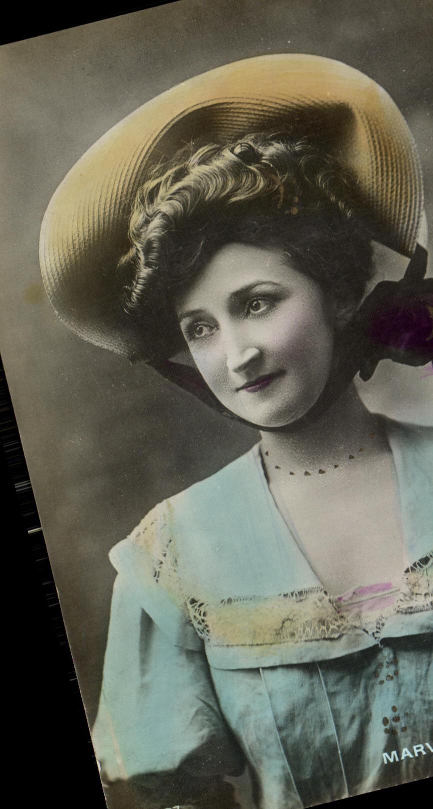 Femme en chapeau de paille — portrait — Union Postale Universelle