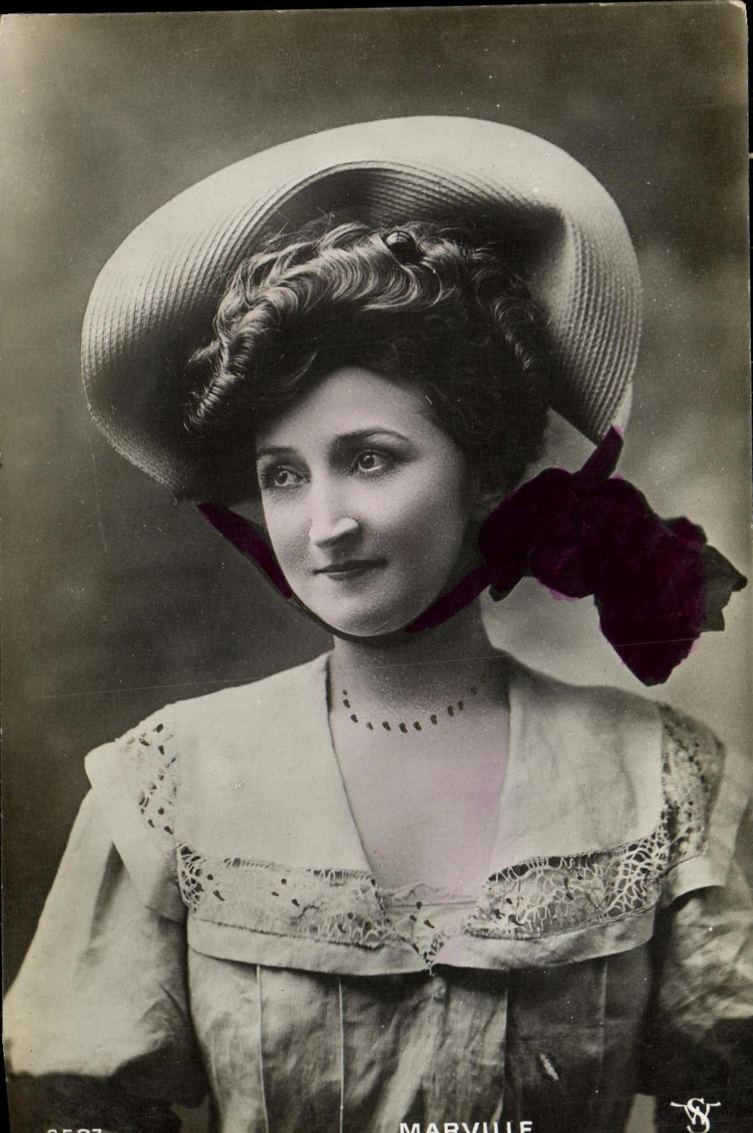 CPA Fantaisie Femme Marville