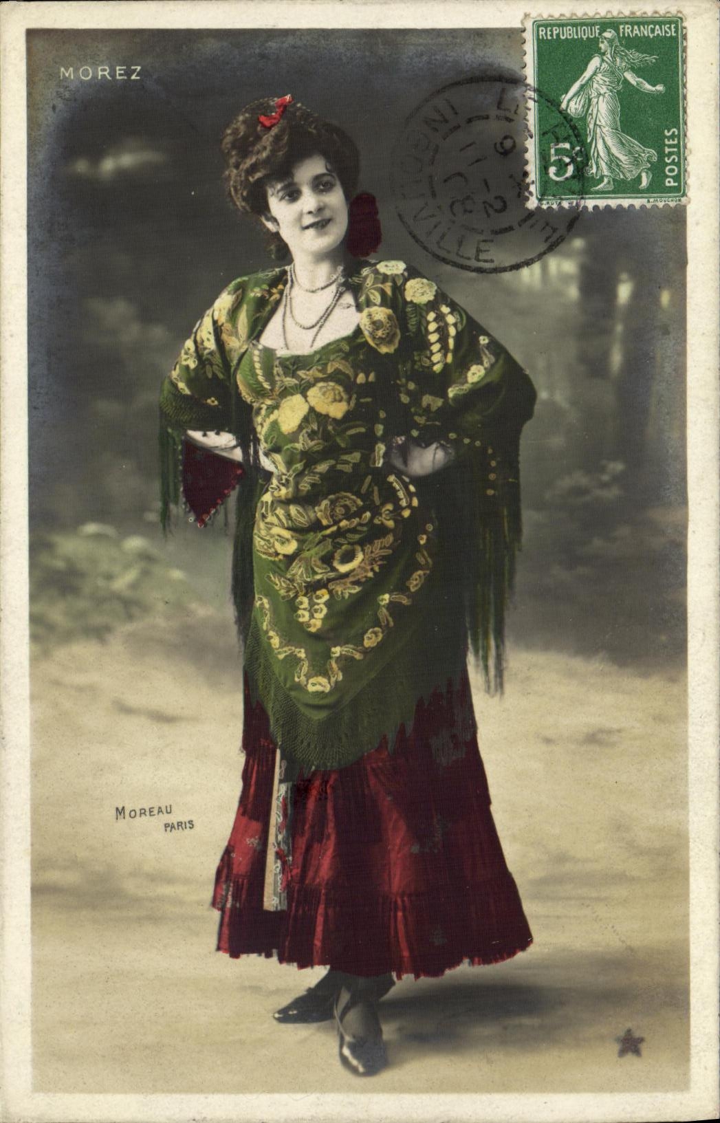 Femme en robe rouge et écharpe verte — Moreau Paris — éditeur Moreau, série N. 869