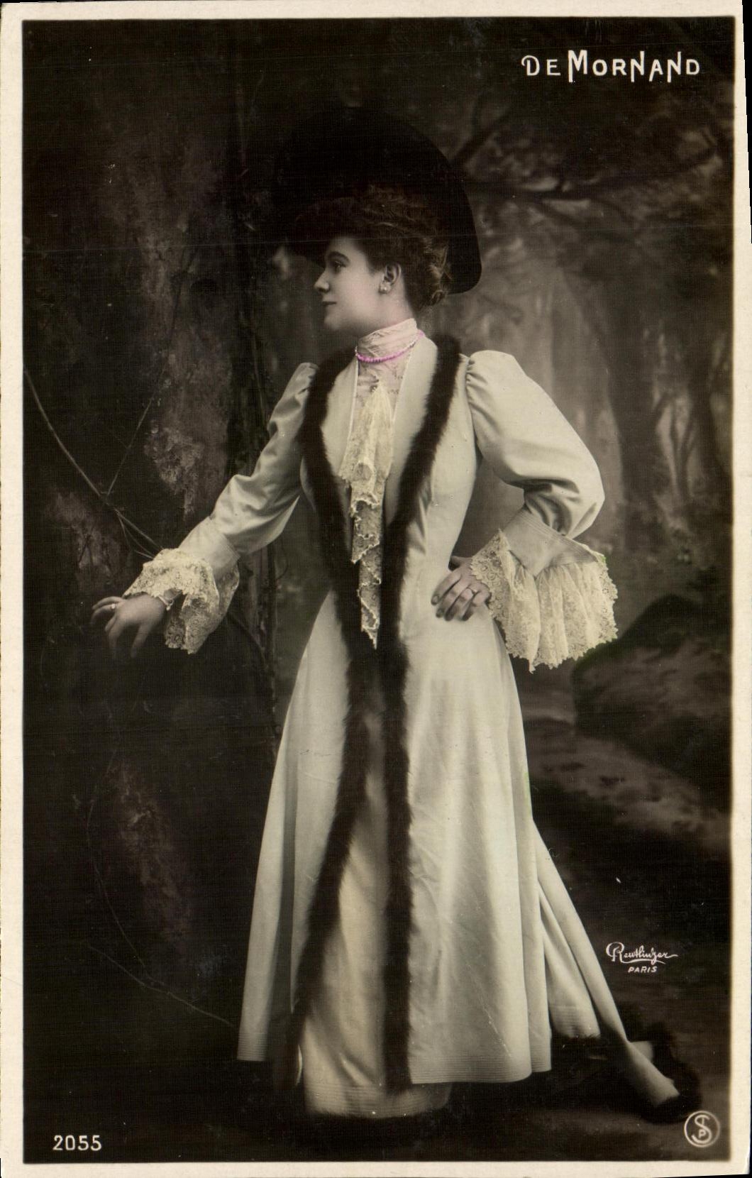Femme en robe à fourrure — De Mornand — Photographe Reuillinger, Paris, n° 2055