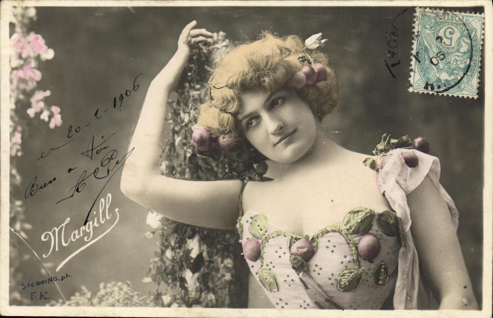 Margill — femme en costume de fruits — Stebbing.ph. F.K.