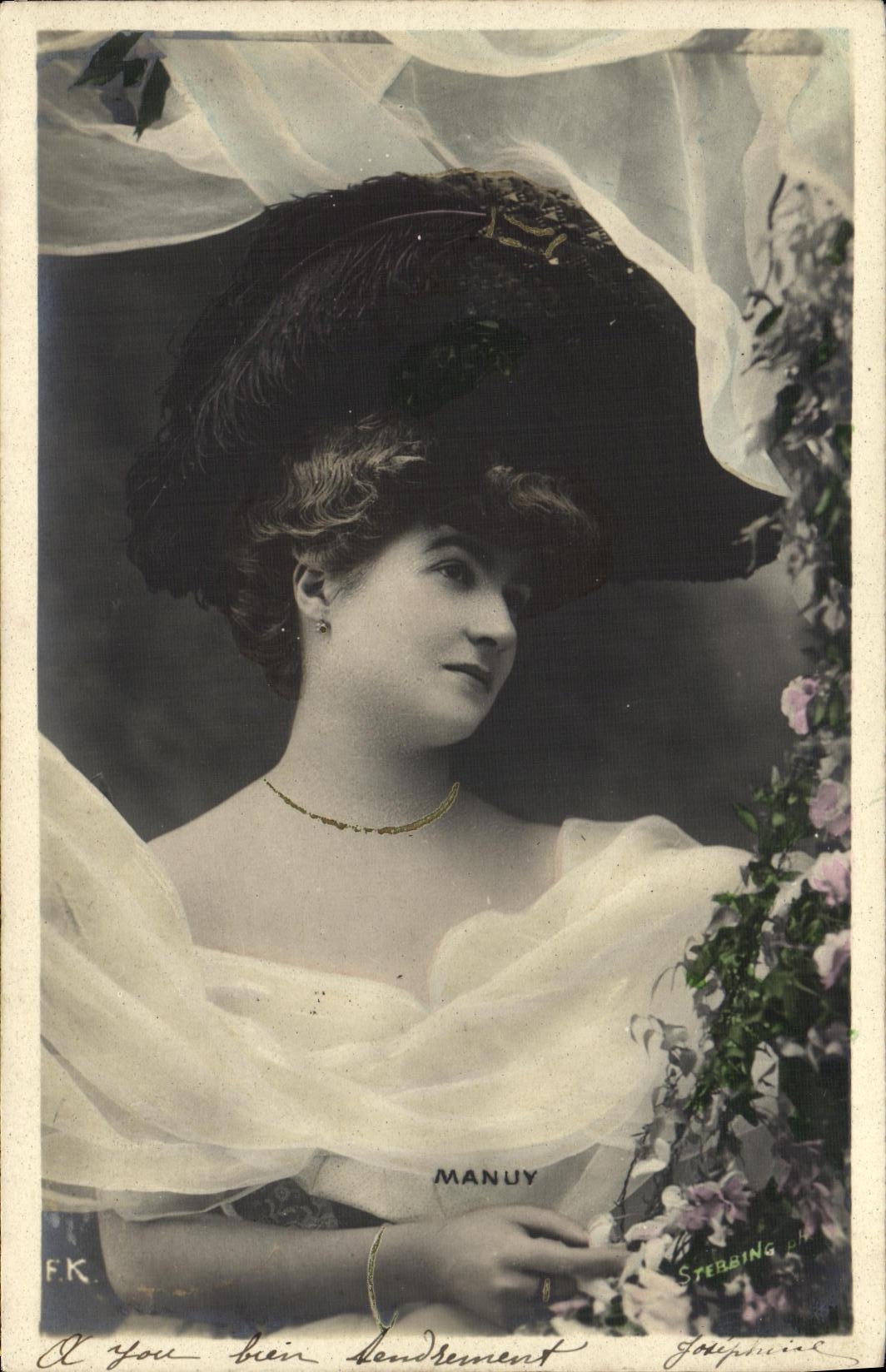 Femme en chapeau à plumes — portrait — Manuy, éditée par Sterbing & Cie