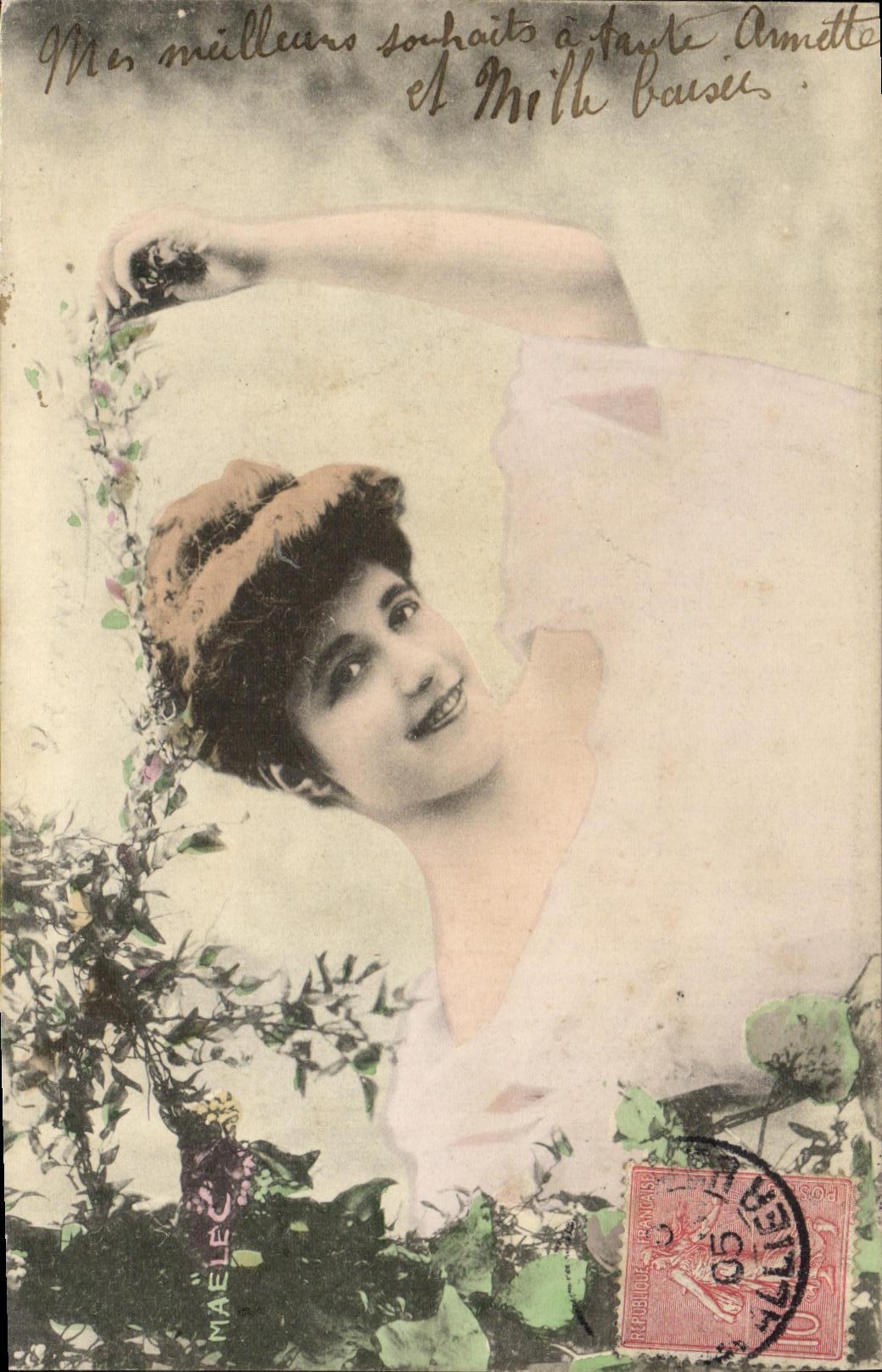 Femme en robe blanche et chapeau — éditeur MAELEC — n° de série non visible