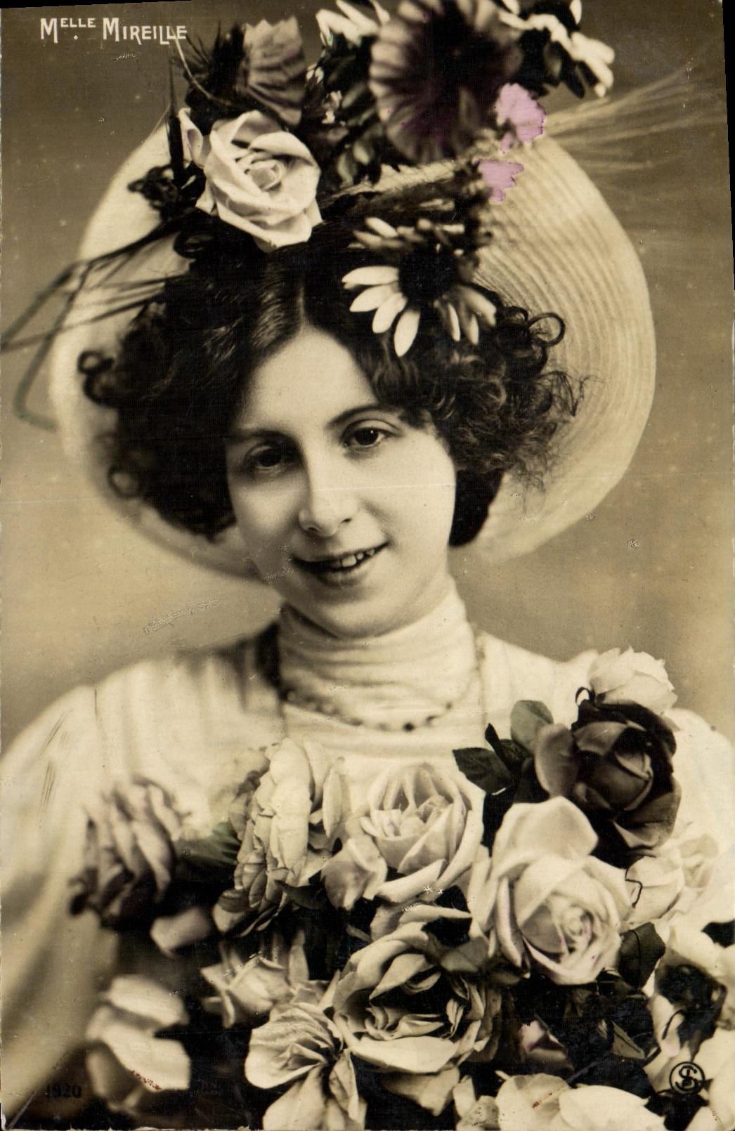 Melle Mireille — Ritratto di giovane donna con cappello fiorito che tiene un mazzo di fiori — Melle Mireille, 1920