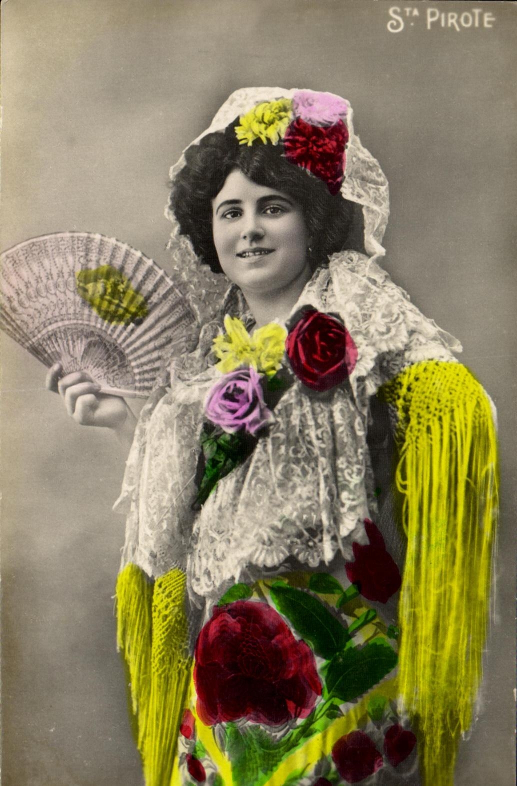 Femme en costume de scène — fleurs et éventail — éditée par S.T.A. PIROTE