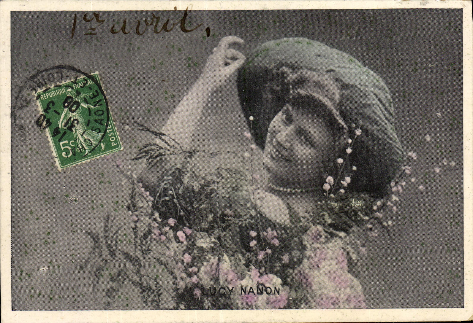 Lucy Nanon — Portrait souriant avec bouquet — éditeur non visible