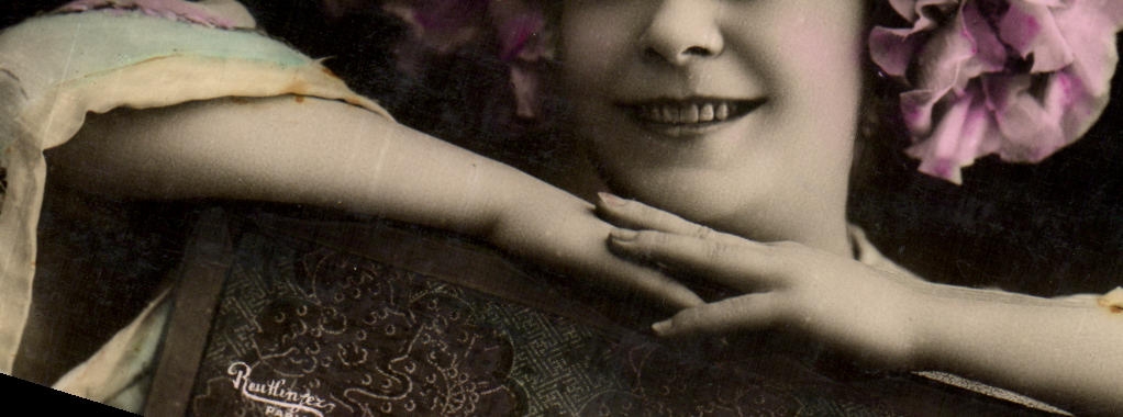 Femme souriante avec fleurs — éditeur Reutlinger, Paris — n° de série non visible