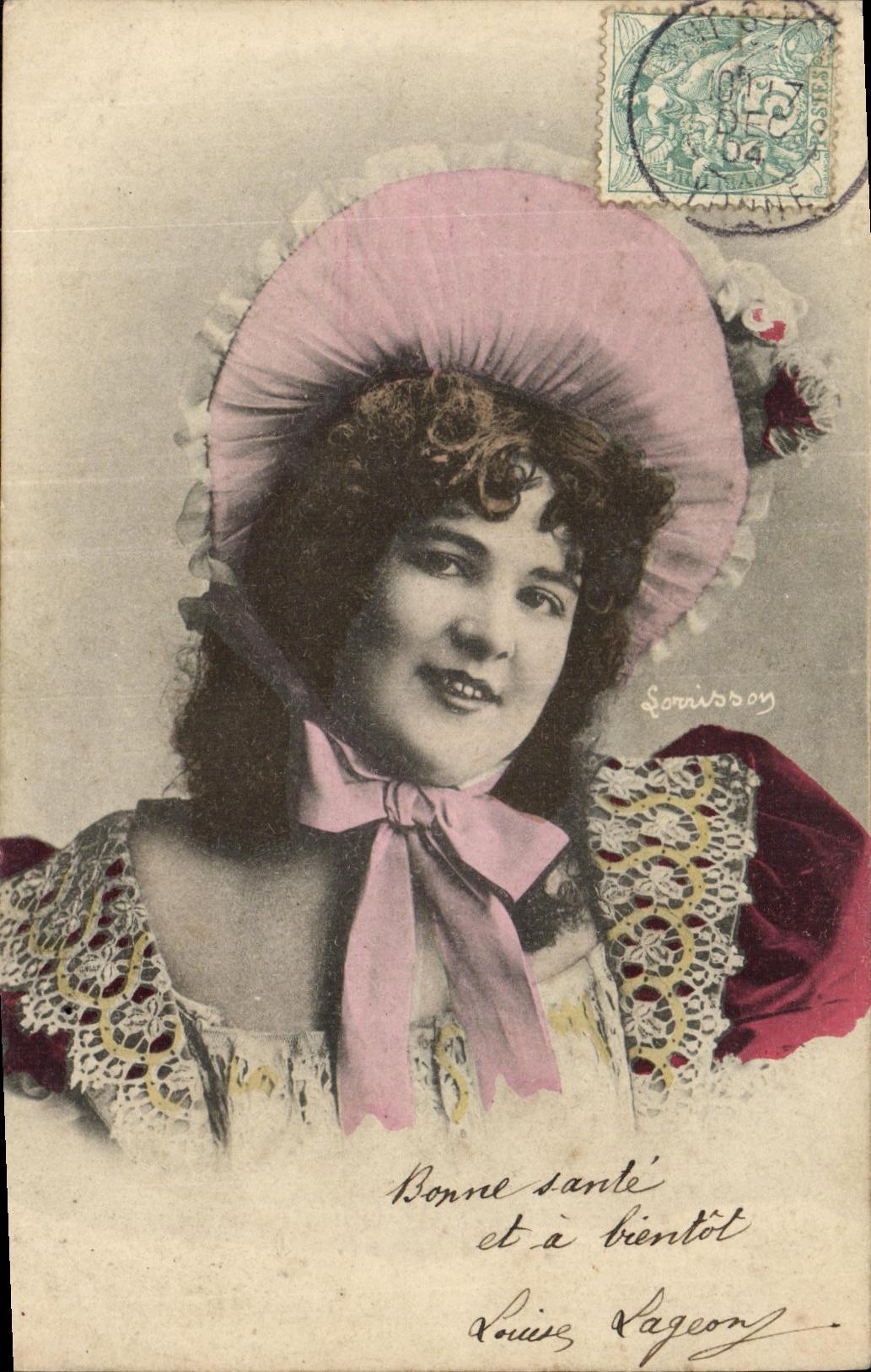 Femme en chapeau rose — éditeur Sornissouy — n° de série non visible