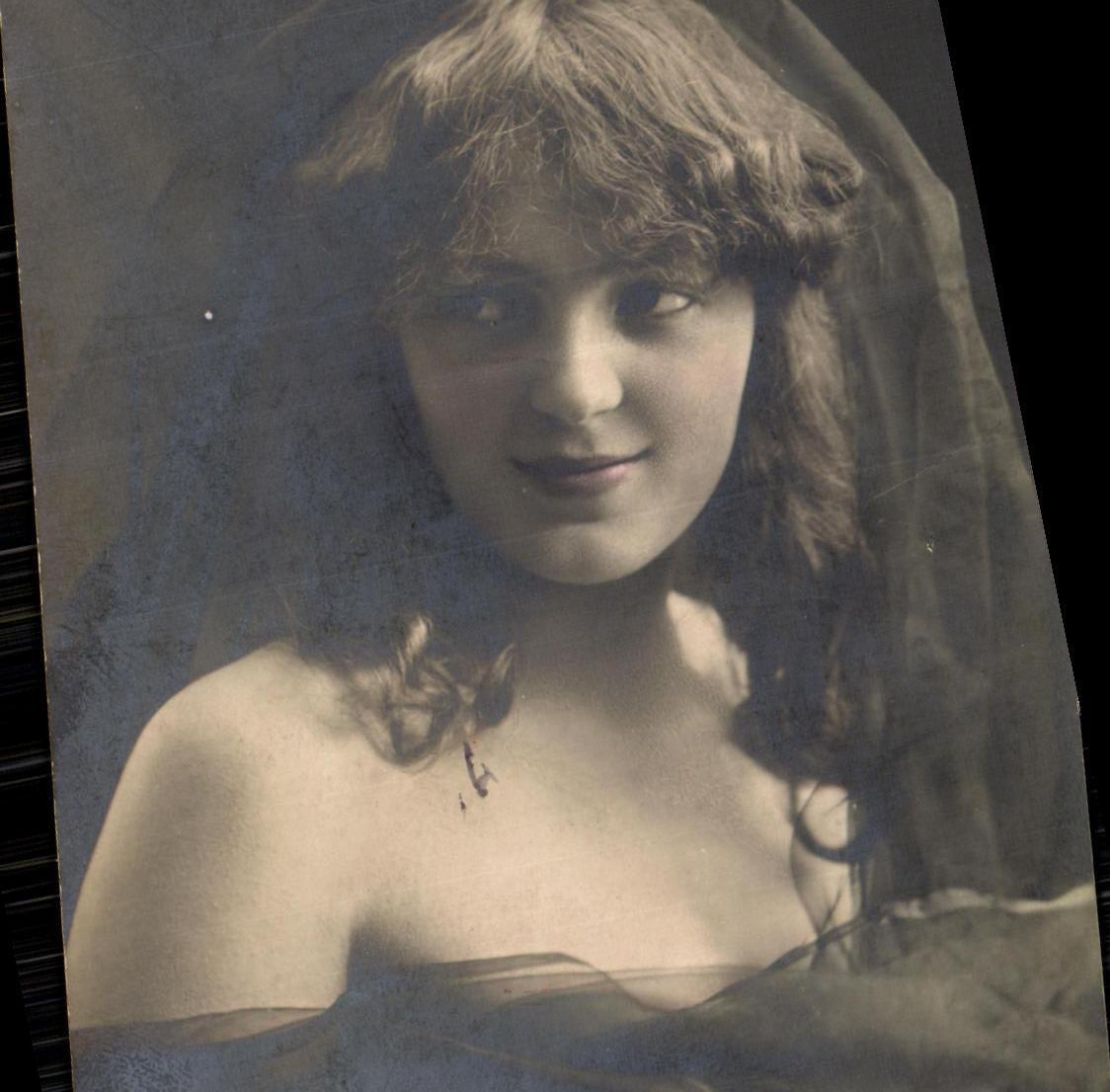 Jeune femme en voile — photographie sépia — Union Postale Universelle