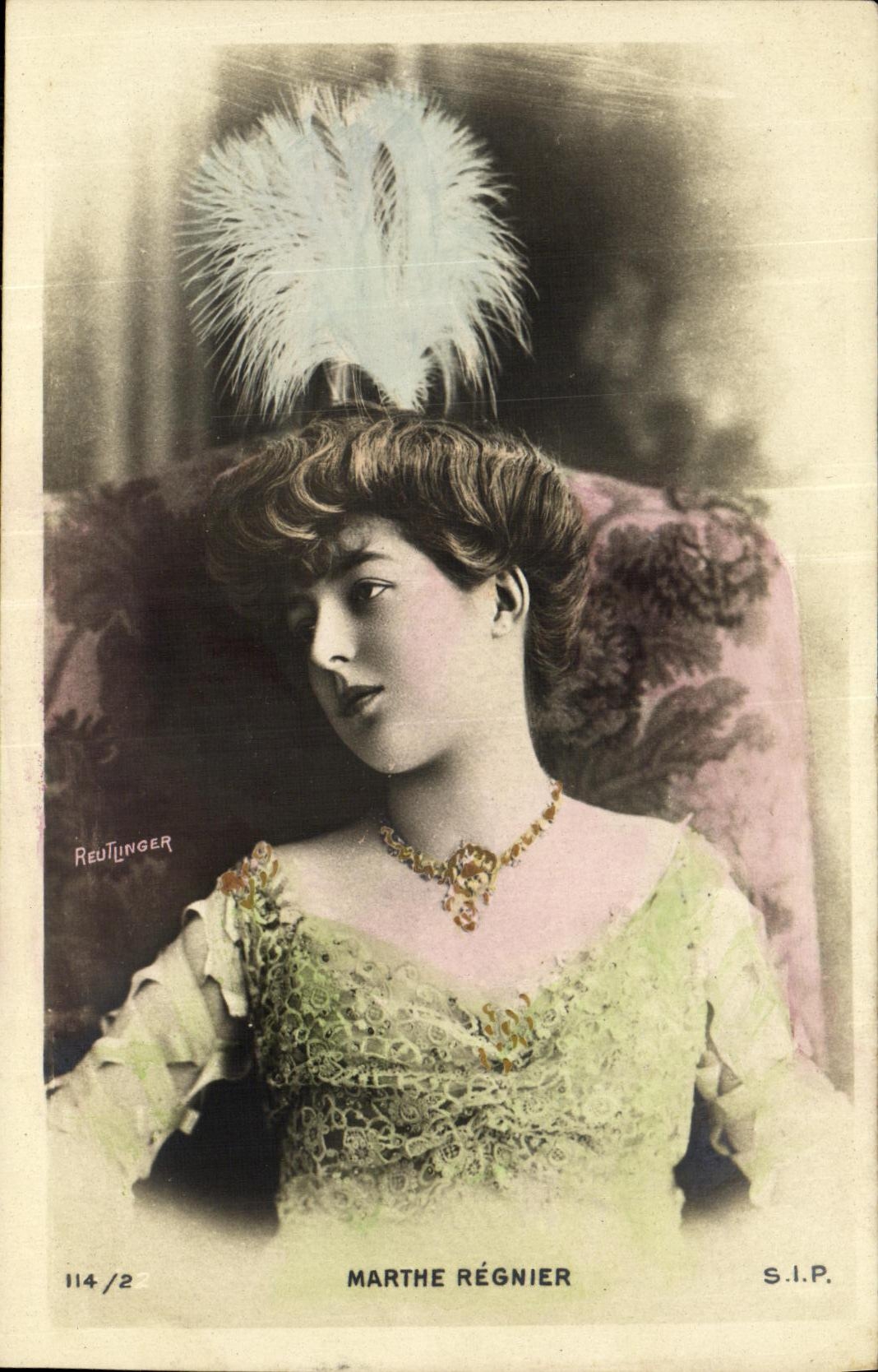Marthe Régnier — Portrait en costume élégant avec plume blanche — Reutlinger, n° 114/22