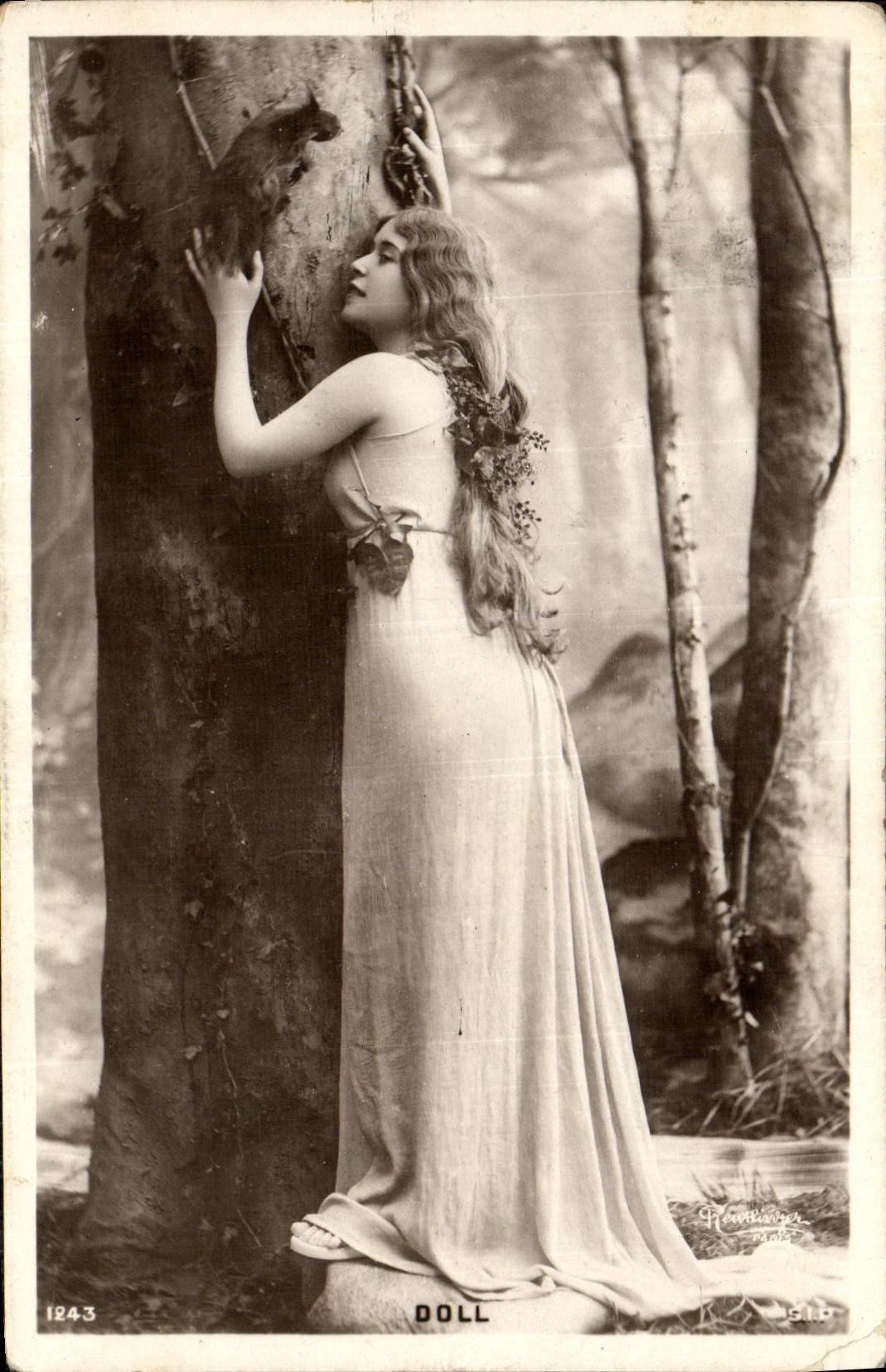 CPA Fantaisie Femme Doll Ecureuil